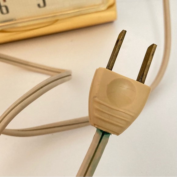 Vintage GE Electric Alarm Clock - Picture 6 of 10